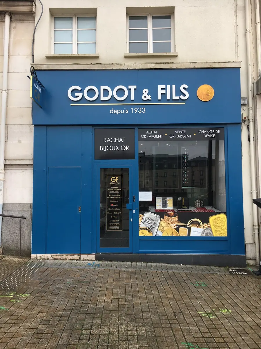 Façade d'agence repeinte en bleu, avec sa vitrine, au Mans.